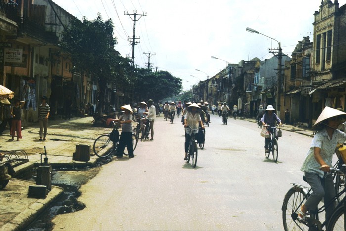 Đường phố Hà Nội 1973. Ảnh. Günter Mosle.